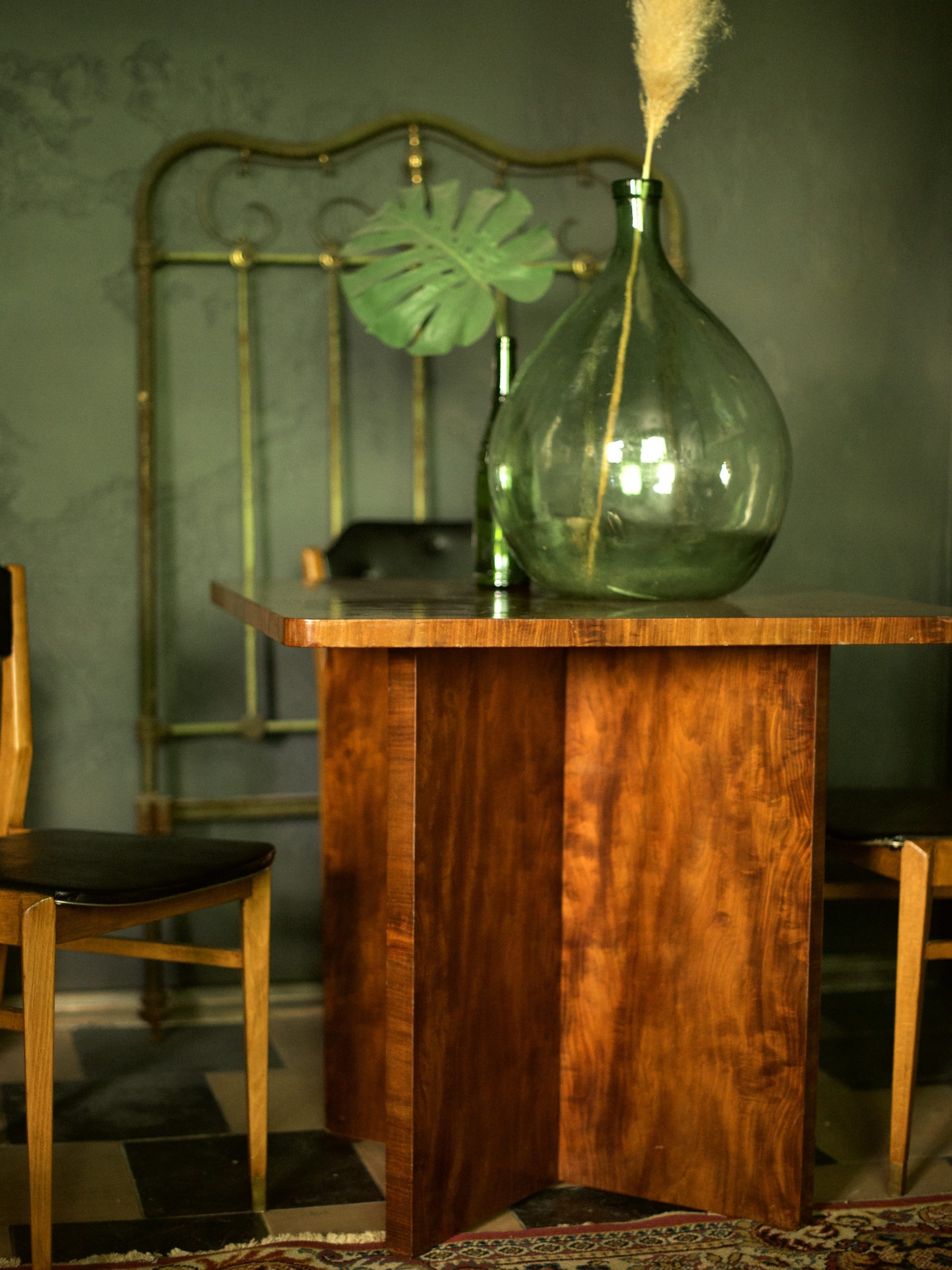 medinis vintazinis stalas